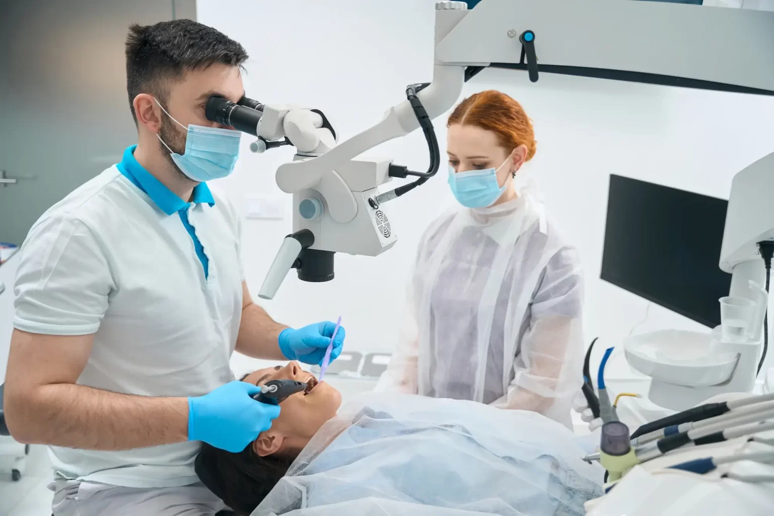 Ein Zahnarzt führt eine Operation an einem Patienten durch.